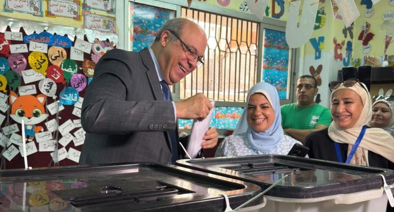 وزير الطيران المدني يُدلي بصوته في انتخابات مجلس الشيوخ بمقر لجنته الانتخابية