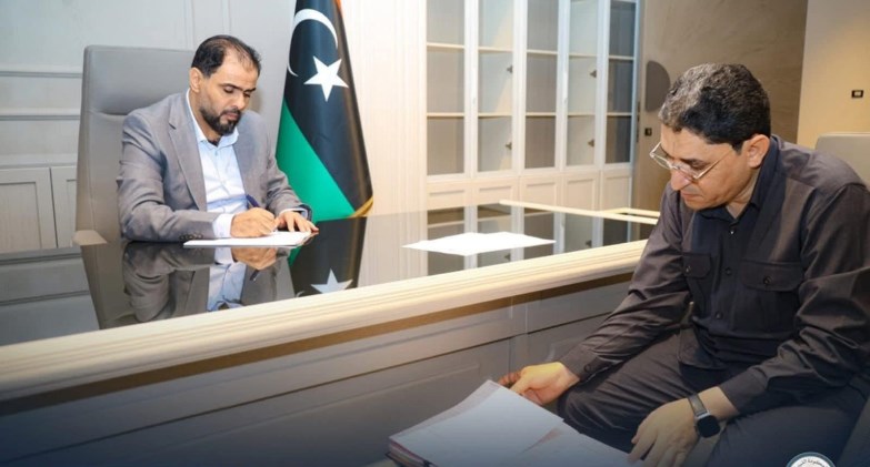 رئيس مجلس الوزراء الدكتور أسامة حماد بوزير العمل والتأهيل الدكتور عبدالله الشارف أرحومة