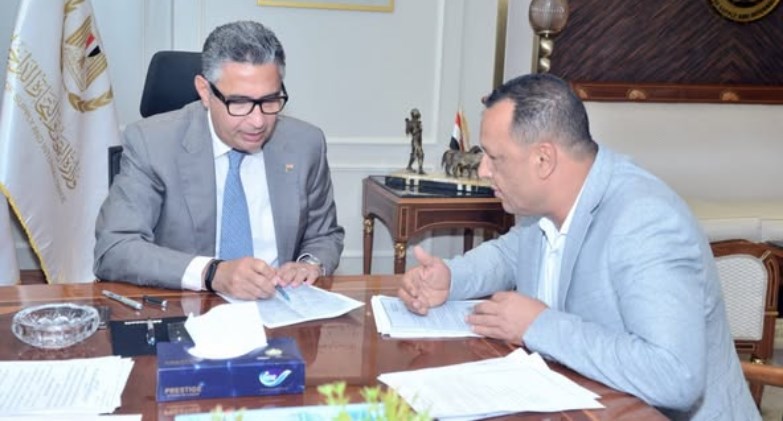 وزير التموين يبحث طلبات المواطنين ا