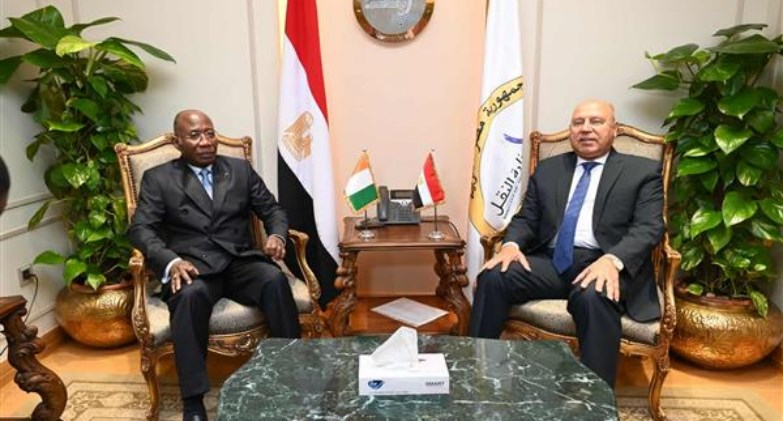 الفريق مهندس كامل الوزير، وزير الصناعة والنقل، أدوم كاكو هوادجاليون وزير الخارجية والتكامل الإفريقي والايفواريين بالخارج بجمهورية كوت ديفوار