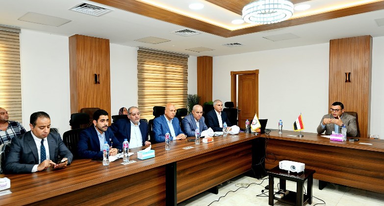 وزير الإسكان يتابع ملف تقنين الأراضي بمدينتي العبور الجديدة والشروق