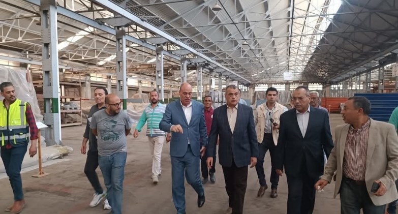 وزير الإنتاج الحربي يتابع العملية الإنتاجية بشبرا للصناعات الهندسية