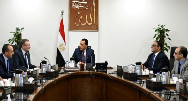 رئيس الوزراء يبحث مع التنظيم والإدارة جهود تطوير العمل وخطط الإصلاح