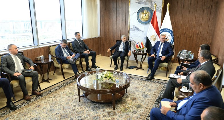 وزير البترول يبحث مع إيناب التشيلية التعاون في قطاع التعدين  