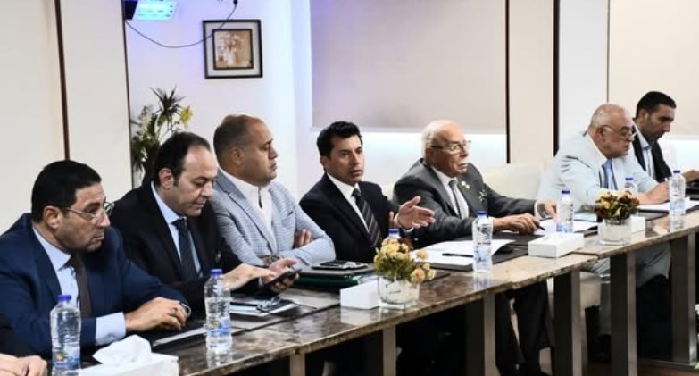 وزير الشباب والرياضة يترأس اجتماعًا مع عددٍ من مسئولي الشؤون القانونية بالأندية