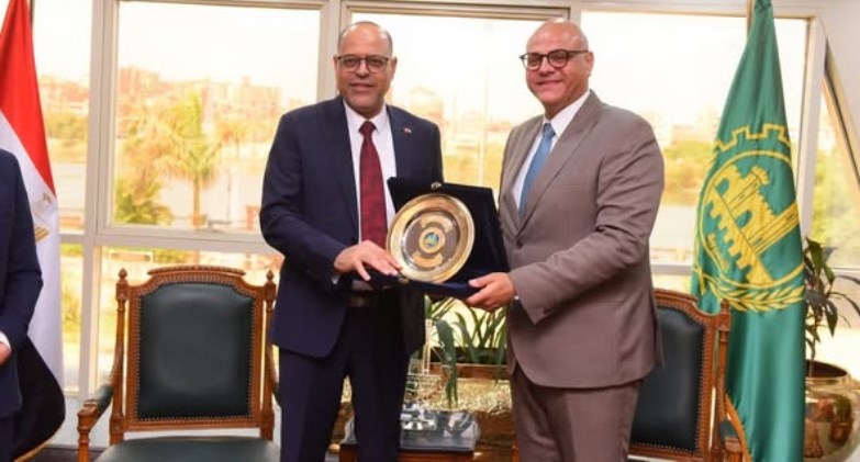 وزير العمل مع محافظ القليوبية