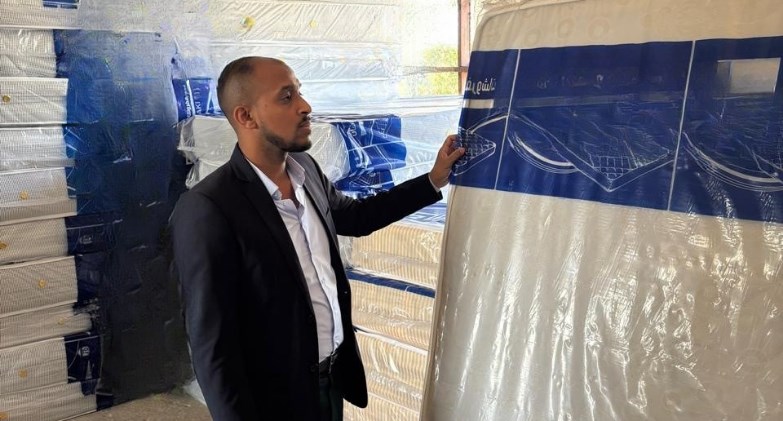  ضبط  1150 مرتبة مُصنعة من مواد مجهولة المصدر بإحدي المخازن بالجيزة 
