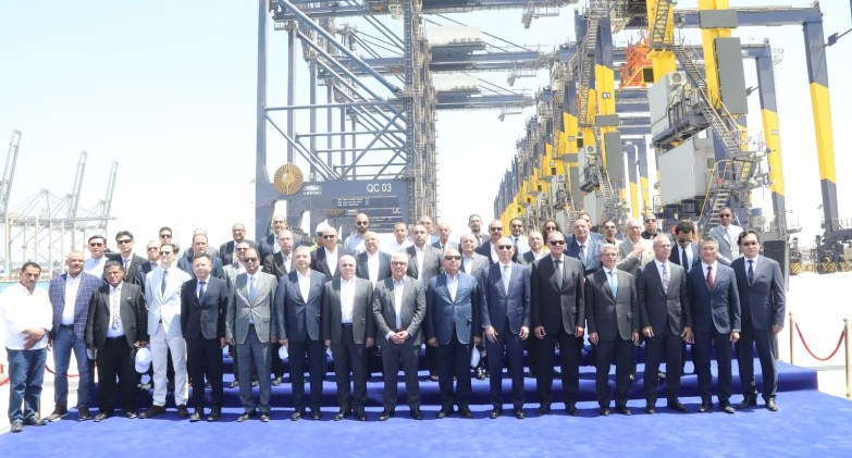  كامل الوزير: وصول أوناش عملاقة لمحطة هاتشيسون بميناء السخنة