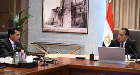 رئيس الوزراء مع وزير الشباب 