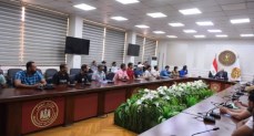 وزير العمل يُسلم عقود للشباب للعمل 