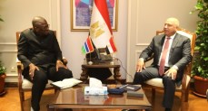 وزير الصناعة والنقل يبحث مع وزير الدفاع الجديد بدولة جامبيا فرص التعاون