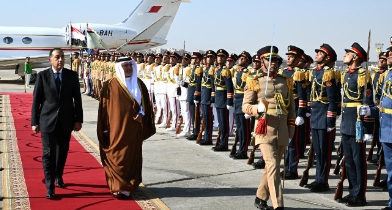 رئيس الوزراء يستقبل ولي عهد مملكة البحرين بمطار القاهرة الدولي 