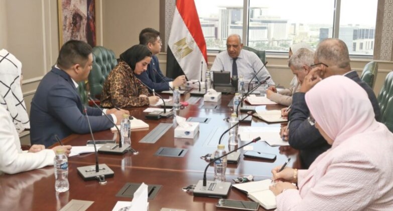 محمود عصمت وزير الكهرباء والطاقة المتجددة
