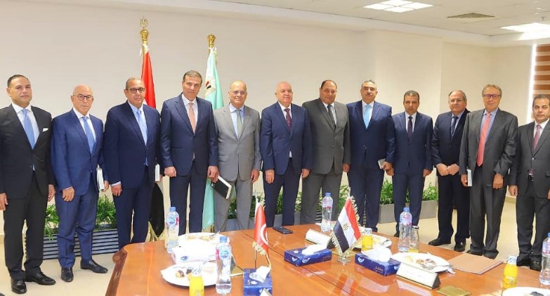وزير الزراعة يبحث مع وفد تونسي رفيع المستوى تعزيز الاستثمارات الزراعية المشتركة