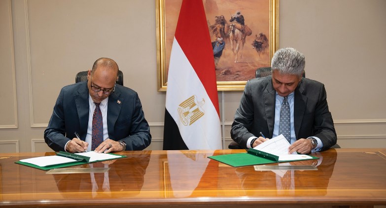 وزيرا السياحة والآثار والعمل يوقعان بروتوكول تعاون بشأن شروط وضوابط الترخيص لوحدات الإقامة الفندقية