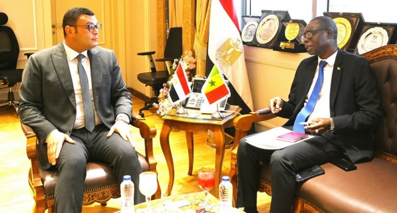 وزير الإسكان يستقبل سفير جمهورية السنغال 