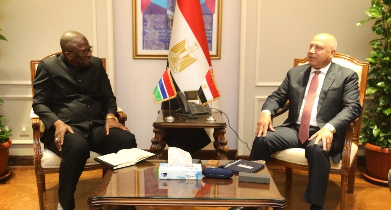 وزير الصناعة والنقل يبحث مع وزير الدفاع الجديد بدولة جامبيا فرص التعاون