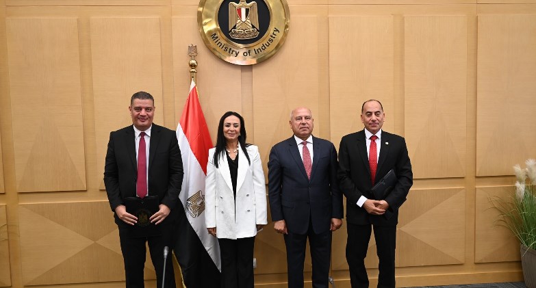 وزير الصناعة والنقل ووزيرة التضامن الاجتماعي يشهدان توقيع بروتوكول تعاون لرعاية المسنين المحالين للتقاعد من وزارة الصناعة 