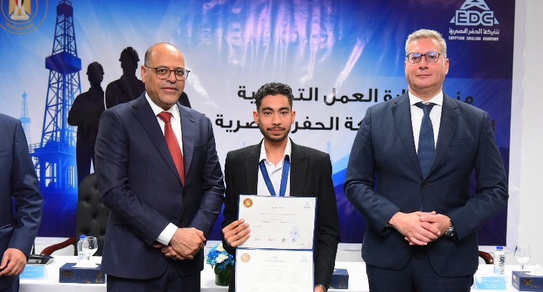 وزيرا البترول والعمل يُسلمان شهادات لأوائل خريجى دورات تدريب مجانية في مجالات الحفر والخدمات البترولية بمركز "شركة الحفر المصرية". 