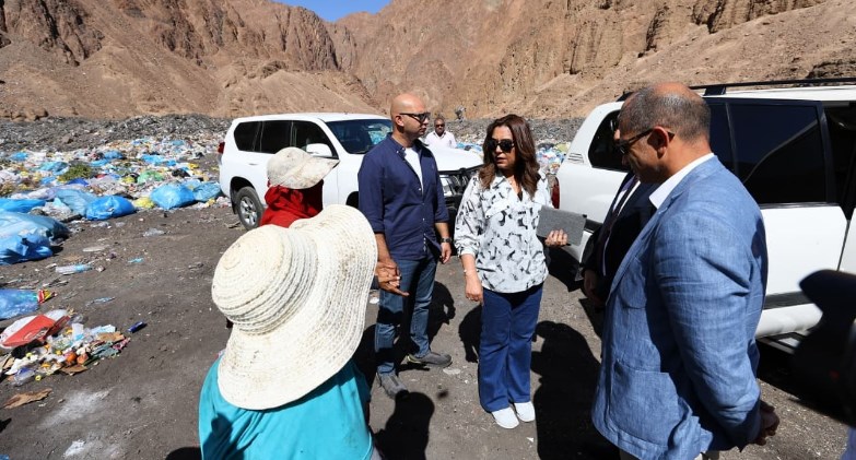 وزير البيئة توجه إدارة المخلفات بتنفيذ جمع وتدوير المخلفات بمدينة دهب 