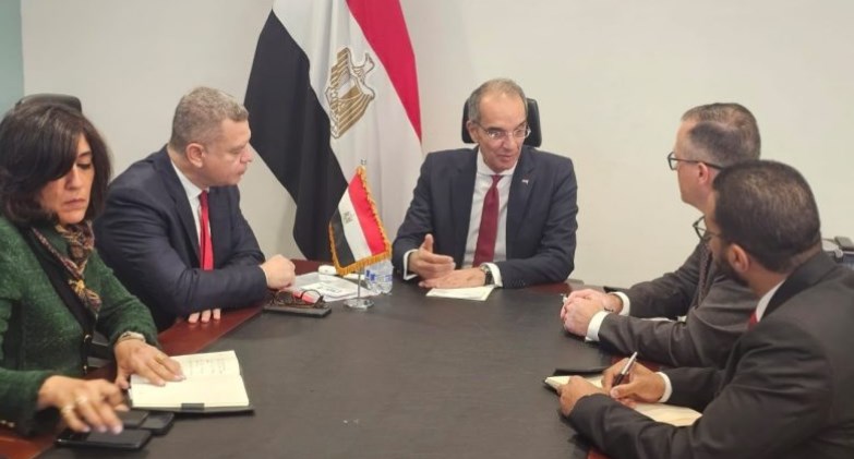 وزير الاتصالات يبحث مع كبرى الشركات الأمريكية زيادة استثماراتها بمجال التعهيد في مصر 