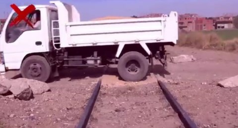 النقل تناشد المواطنين بعدم إقامة معابر غير شرعية على قضبان السكك الحديدية