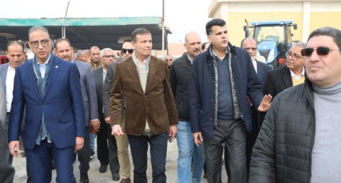 وزير الزراعة ومحافظ الفيوم يوزعان 15 "فراطة ذرة" على صغار المزارعين