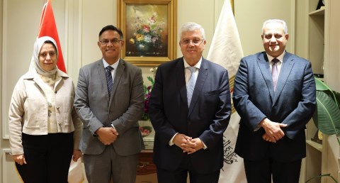 وزير التعليم العالي يبحث مع رئيس جامعة ولفرهامبتون التعاون الأكاديمي