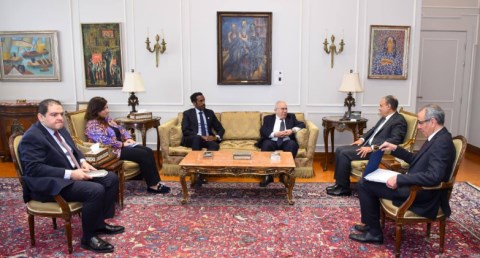 وزير الخارجية يستعرض مع المبعوث الأممي للسودان موقف مصر من التطورات في السودان