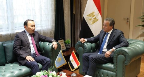 وزير الصحة يبحث التعاون مع سفير كازاخستان في تكنولوجيا تصنيع الأدوية