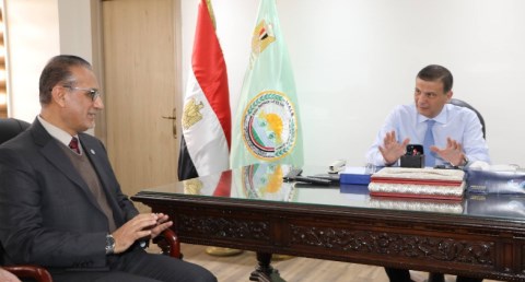  وزير الزراعة يبحث مع مكافحة الجراد الصحراوي سبل التعاون الإقليمي