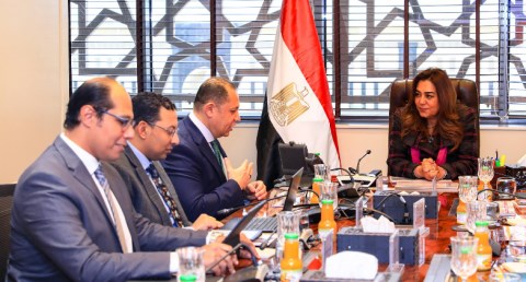 وزيرة التنمية المحلية والقائم بأعمال وزير البيئة توجه بتحقيق التوازن بين صون التنوع البيولوجى وتنفيذ مشروعات طاقة الرياح في خليج السويس