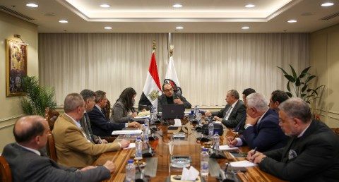 وزير قطاع الأعمال العام يلتقي ممثلي غرفتي صناعة الملابس الجاهزة والصناعات النسيجية