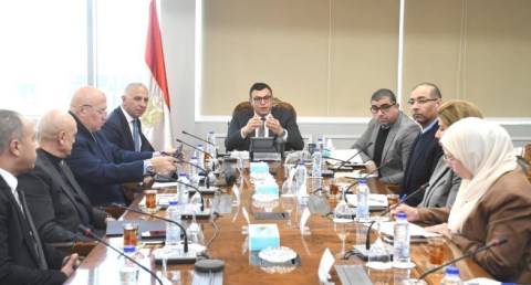 وزير الإسكان يعقد اجتماعا مع مسئولي شركة السويدي لدفع العمل بالمشروعات