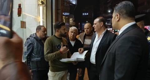 غلق 36 محل بدون ترخيص ورفع 154 حالة إشغال وتعديات للأرصفة بالأحياء 