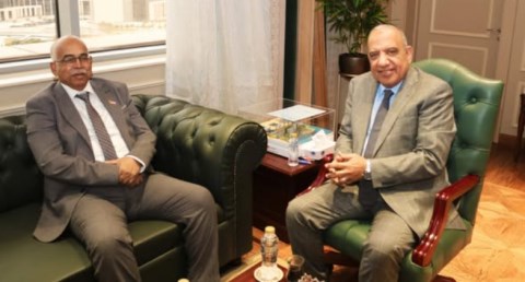 وزير الكهرباء مع نظيره السوداني