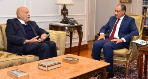 وزير الخارجية يلتقي البروفيسور مجدي يعقوب ويشيد بالمشروعات الصحية