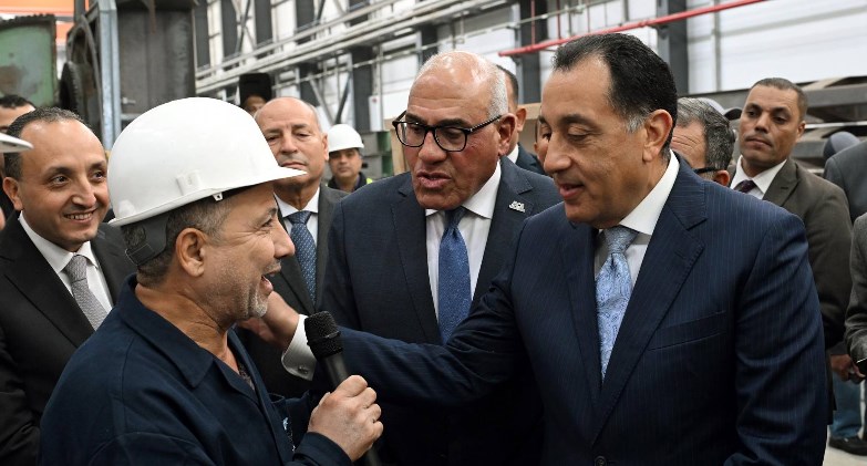 رئيس الوزراء يجري حوارا وديا مع العاملين بمصنع "سيماف" حول خطط التطوير