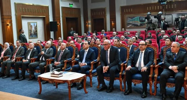 مدبولي يتفقد مصنع عربات السكك الحديدية ومترو الأنفاق سيماف بحلوان