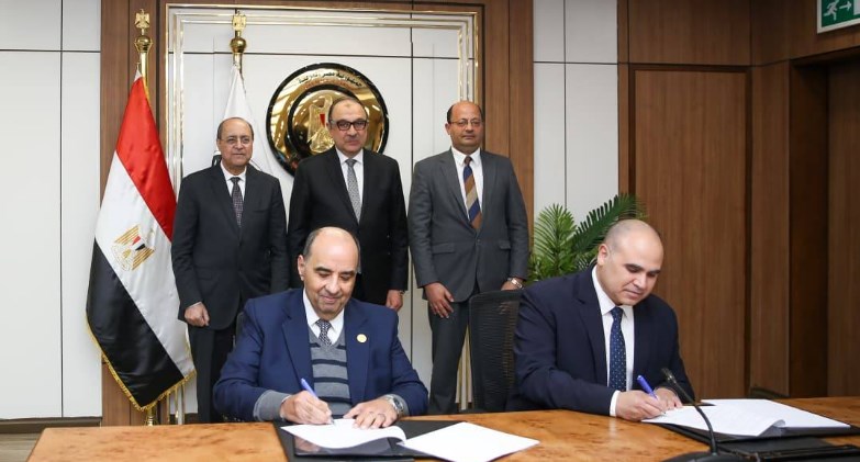  وزير قطاع الأعمال العام يشهد توقيع "النهضة للصناعات" اتفاقية لشراء طاقة متجددة لمدة 30 عامًا
