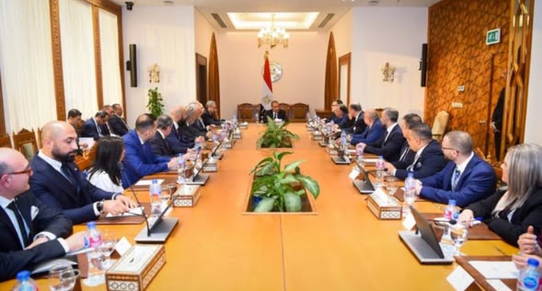 وزير الخارجية يستقبل وفدًا من رجال الأعمال الكنديين