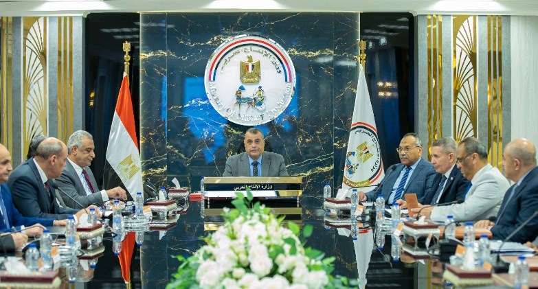 وزير الإنتاج الحربي يناقش الخطط المستقبلية لشركات الوزارة