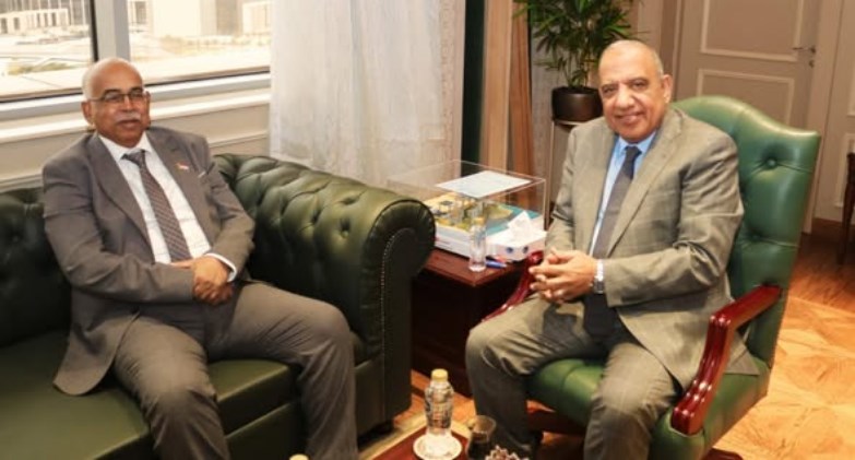 وزير الكهرباء مع نظيره السوداني