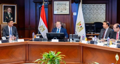  حسن عبدالله محافظ البنك المركزي المصري، وخالد هاشم وزير الصناعة