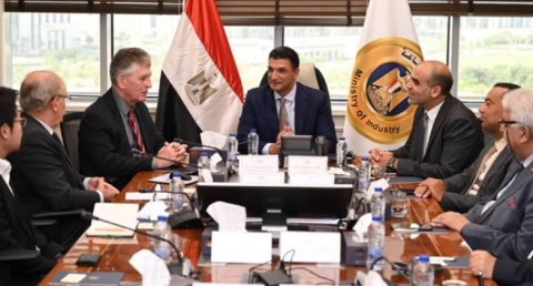 وزير الصناعة يبحث مع الجمعية البرازيلية لصناعة القوالب والعدد الصناعية ABINFER