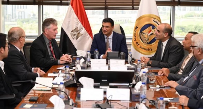 وزير الصناعة يبحث مع الجمعية البرازيلية لصناعة القوالب والعدد الصناعية ABINFER