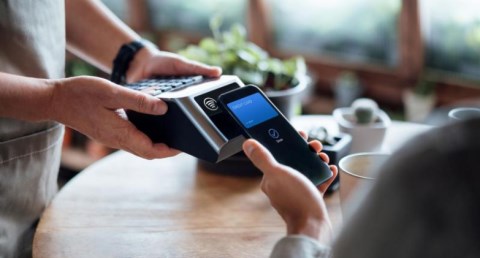 في إطار جهود البنك المركزي المصري لتيسير المعاملات المالية الإلكترونية .. إطلاق خدمة قبول المدفوعات اللاتلامسية من خلال الأجهزة الذكية