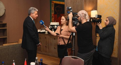 وزير السياحة يجري لقاءات إعلامية خلال مشاركته بالمعرض السياحي الدولي EMITT بتركيا