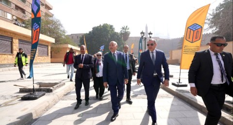 رئيس الوزراء يُتابع تسكين الأسر العائدة إلى وحداتهم السكنية بـ"درب اللبانة"