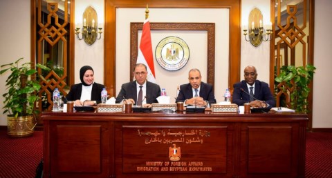 وزير الخارجية يجتمع بقيادات الوزارة ويؤكد أهمية مواصلة تطوير الأداء المؤسسي